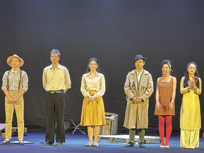 NSND Trần Lực kể chuyện "Ngày mai trời lại sáng" bằng ngôn ngữ thử nghiệm giàu cảm xúc - Ảnh 2.