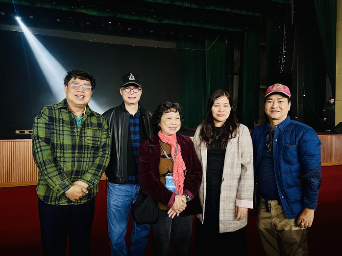 NSND Trần Lực kể chuyện "Ngày mai trời lại sáng" bằng ngôn ngữ thử nghiệm giàu cảm xúc - Ảnh 3.