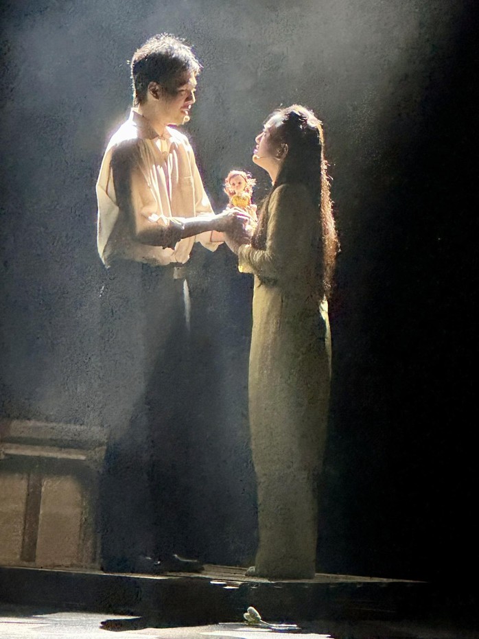 NSND Trần Lực kể chuyện "Ngày mai trời lại sáng" bằng ngôn ngữ thử nghiệm giàu cảm xúc - Ảnh 4.