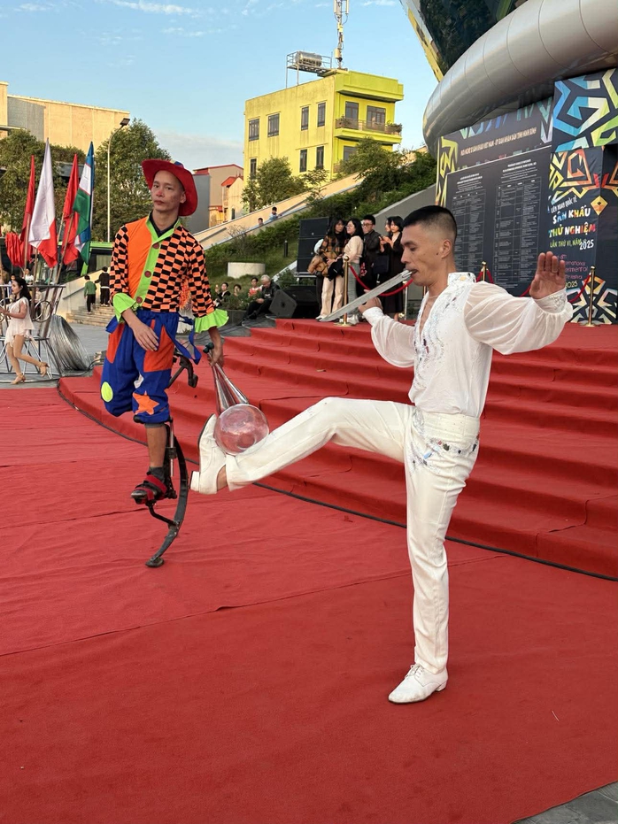 Lễ diễu hành nghệ thuật đường phố Ninh Bình - dấu ấn đẹp tại Festival sân khấu thử nghiệm - Ảnh 5.