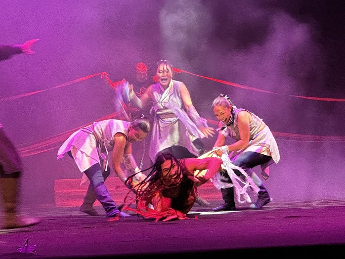 Khán giả cổ vũ nồng nhiệt vở kịch hình thể Vũ trụ" của Nhà hát Nghiên cứu sáng tạo Mông Cổ - Ảnh 7.