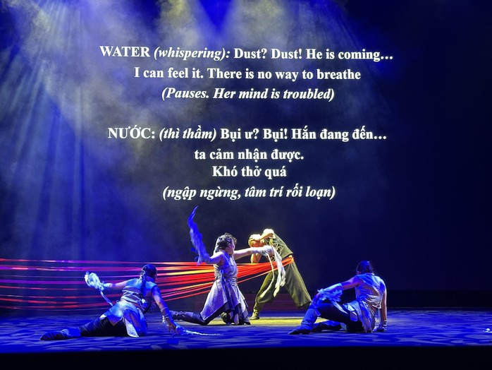 Khán giả cổ vũ nồng nhiệt vở kịch hình thể Vũ trụ" của Nhà hát Nghiên cứu sáng tạo Mông Cổ - Ảnh 2.