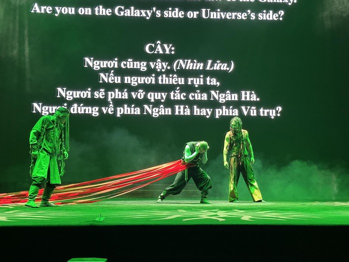 Khán giả cổ vũ nồng nhiệt vở kịch hình thể Vũ trụ" của Nhà hát Nghiên cứu sáng tạo Mông Cổ - Ảnh 3.