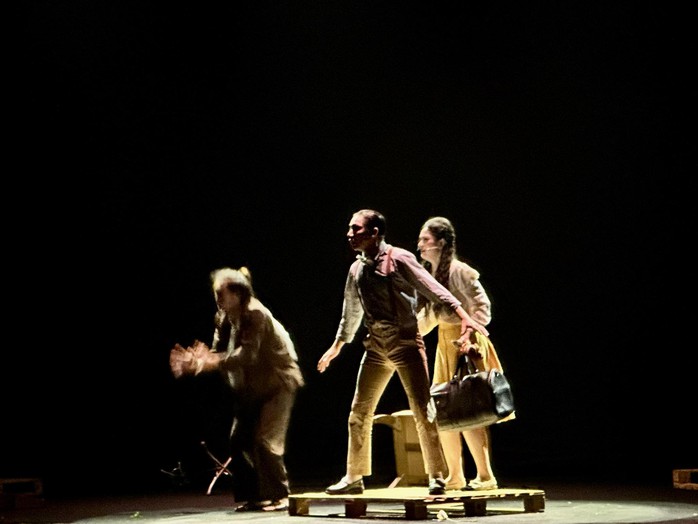 NSND Trần Lực kể chuyện "Ngày mai trời lại sáng" bằng ngôn ngữ thử nghiệm giàu cảm xúc - Ảnh 7.