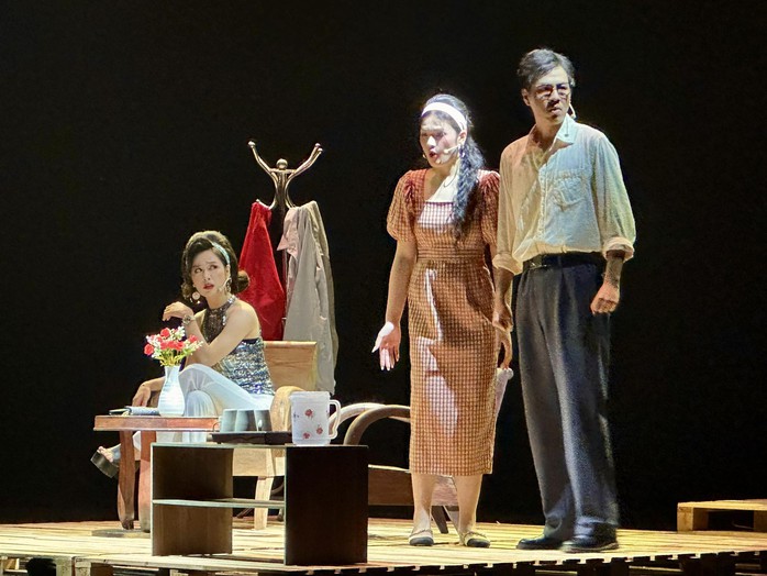 NSND Trần Lực kể chuyện "Ngày mai trời lại sáng" bằng ngôn ngữ thử nghiệm giàu cảm xúc - Ảnh 1.