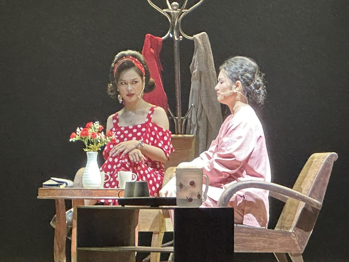 NSND Trần Lực kể chuyện "Ngày mai trời lại sáng" bằng ngôn ngữ thử nghiệm giàu cảm xúc - Ảnh 5.