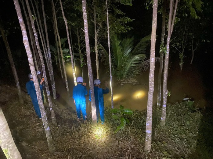 Di dời người dân ra khỏi vùng ngập úng do thủy điện Trị An xả lũ - Ảnh 4. Di dời người dân ra khỏi vùng ngập úng do thủy điện Trị An xả lũ - Ảnh 4.