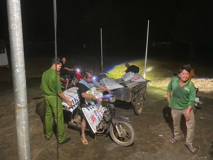 Di dời người dân ra khỏi vùng ngập úng do thủy điện Trị An xả lũ - Ảnh 8. Di dời người dân ra khỏi vùng ngập úng do thủy điện Trị An xả lũ - Ảnh 8.