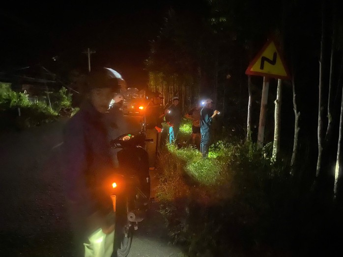 Di dời người dân ra khỏi vùng ngập úng do thủy điện Trị An xả lũ - Ảnh 3. Di dời người dân ra khỏi vùng ngập úng do thủy điện Trị An xả lũ - Ảnh 3.