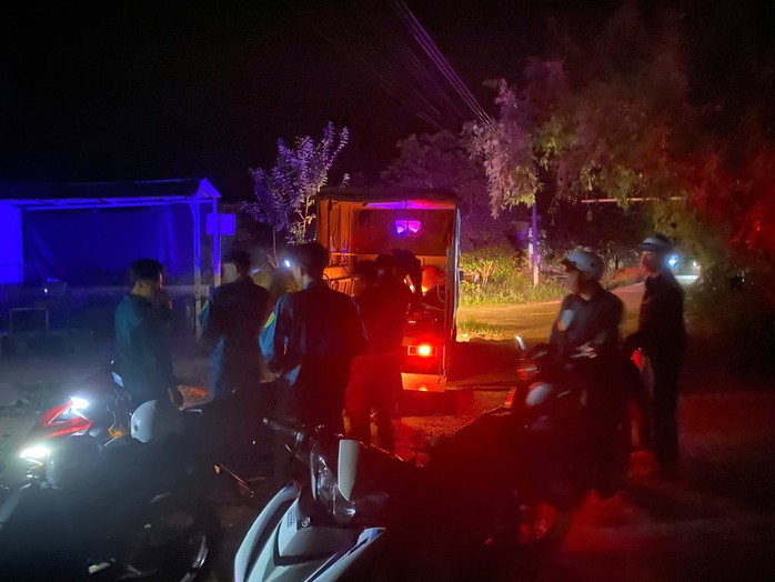 Di dời người dân ra khỏi vùng ngập úng do thủy điện Trị An xả lũ - Ảnh 6. Di dời người dân ra khỏi vùng ngập úng do thủy điện Trị An xả lũ - Ảnh 6.