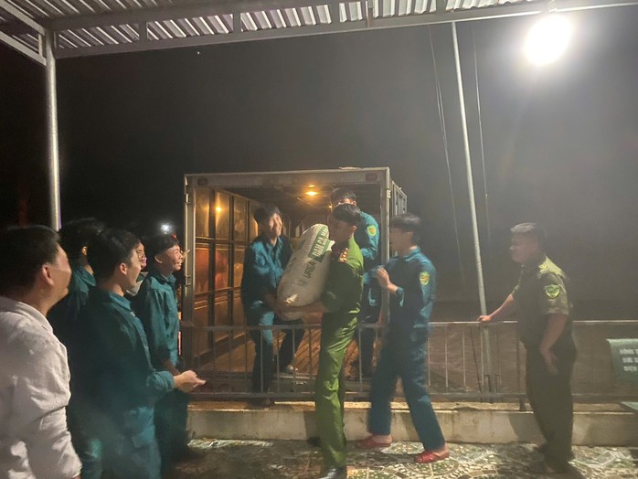 Di dời người dân ra khỏi vùng ngập úng do thủy điện Trị An xả lũ - Ảnh 7. Di dời người dân ra khỏi vùng ngập úng do thủy điện Trị An xả lũ - Ảnh 7.