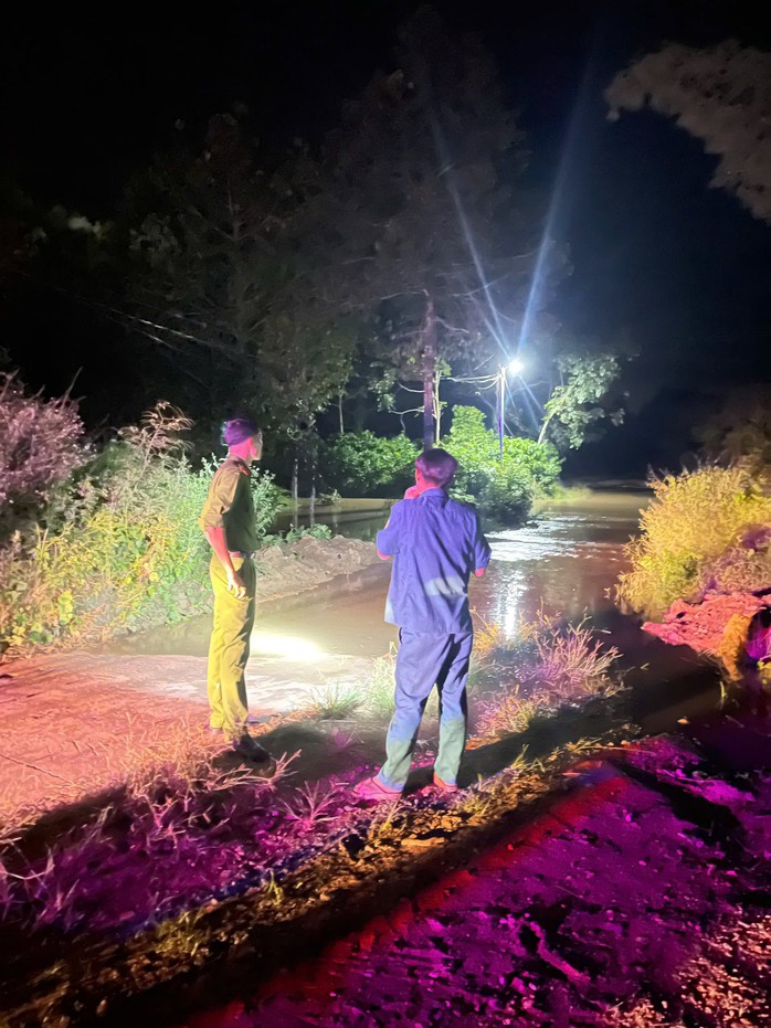 Di dời người dân ra khỏi vùng ngập úng do thủy điện Trị An xả lũ - Ảnh 5. Di dời người dân ra khỏi vùng ngập úng do thủy điện Trị An xả lũ - Ảnh 5.