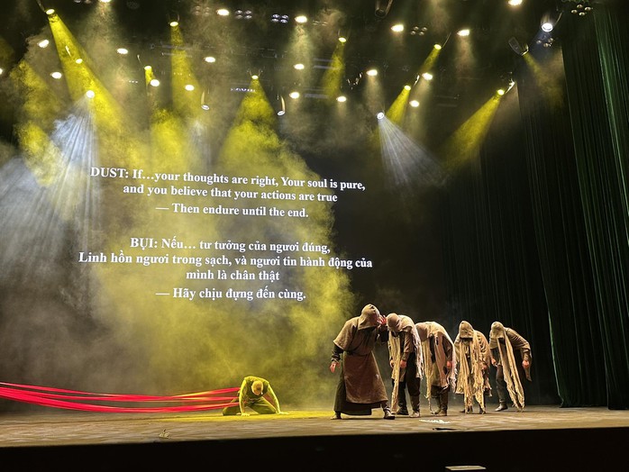 Khán giả cổ vũ nồng nhiệt vở kịch hình thể Vũ trụ" của Nhà hát Nghiên cứu sáng tạo Mông Cổ - Ảnh 8.