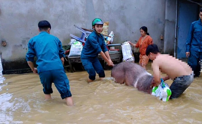 Di dời người dân ra khỏi vùng ngập úng do thủy điện Trị An xả lũ - Ảnh 1. Di dời người dân ra khỏi vùng ngập úng do thủy điện Trị An xả lũ - Ảnh 1.