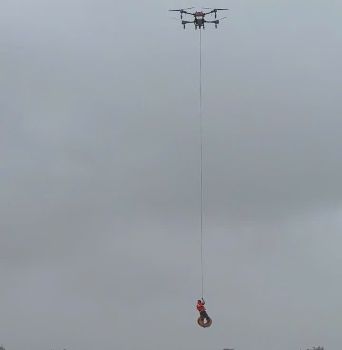 Dùng máy bay không người lái cứu người bị lật thuyền ở Đắk Lắk - Ảnh 1.