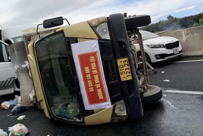 Xe chở hàng cứu trợ gặp nạn trên cao tốc Phan Thiết - Dầu Giây - Ảnh 1.