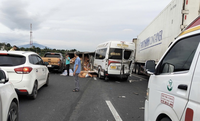 Xe chở hàng cứu trợ gặp nạn trên cao tốc Phan Thiết - Dầu Giây - Ảnh 3.