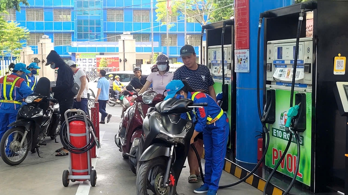 Lộ trình bắt buộc dùng xăng E10 - Ảnh 1.
