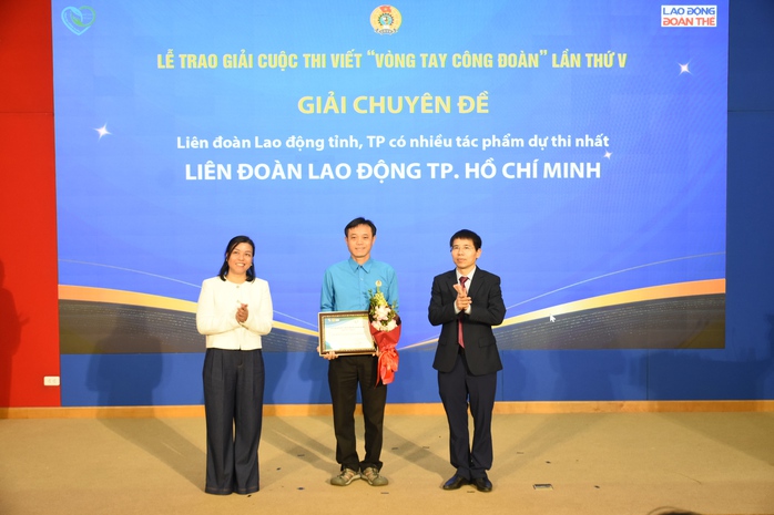 Trao giải cuộc thi viết "Vòng tay công đoàn" lần thứ V  - Ảnh 1.
