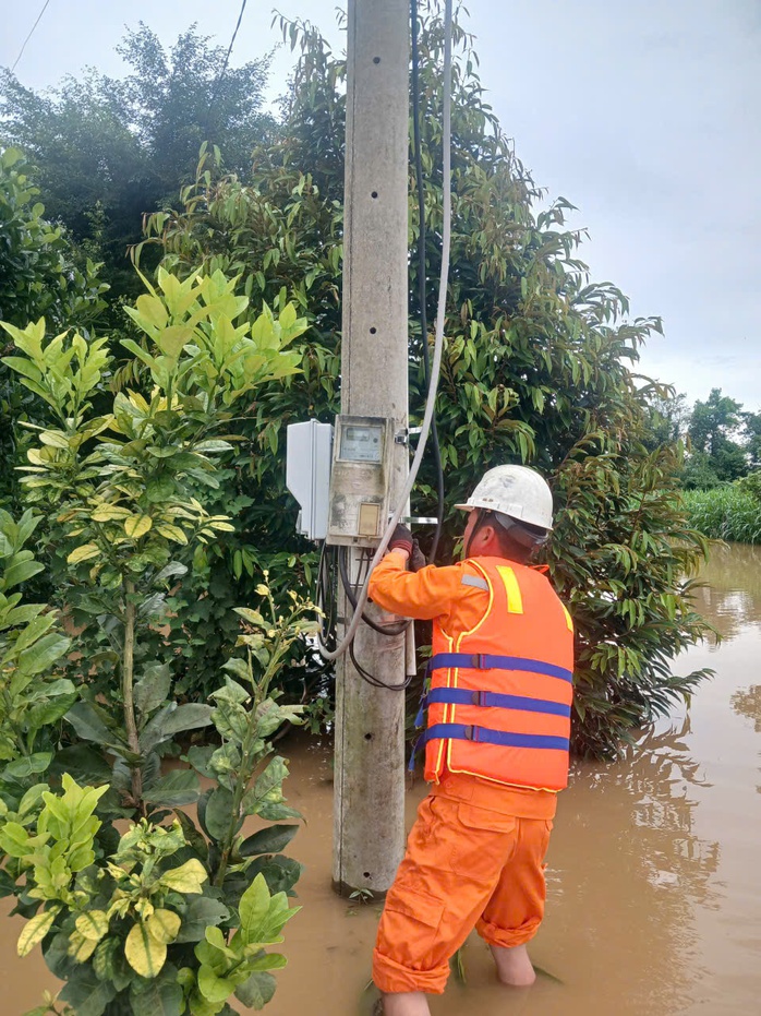 Thủy điện Trị An xả lũ gây ngập lụt , cắt điện hàng trăm hộ dân ven sông Đồng Nai - Ảnh 1.