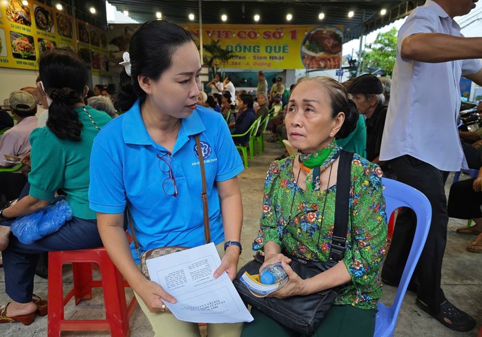 Triển khai thực hiện hỗ trợ 100% mức đóng BHYT cho người từ 65-75 tuổi đến các phường, xã - Ảnh 1.