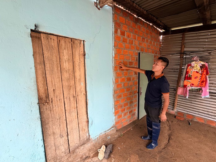 Sau tiếng nổ lạ trong cơn lũ, nhiều nhà dân và trụ sở ở Gia Lai xuất hiện vết nứt bất thường - Ảnh 1.