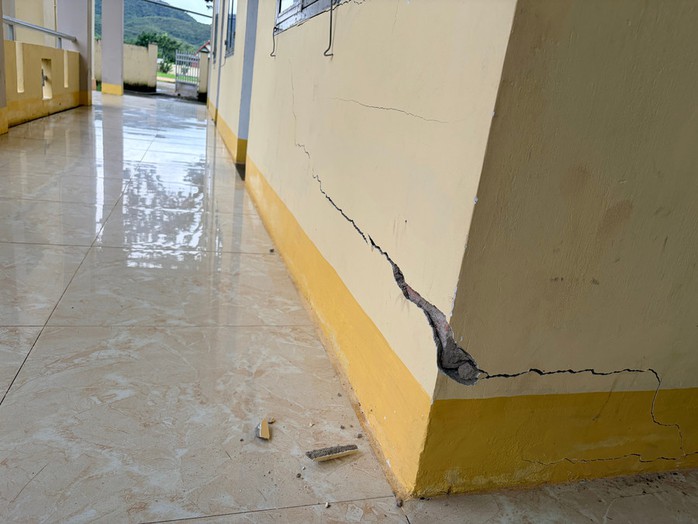 Sau tiếng nổ lạ trong cơn lũ, nhiều nhà dân và trụ sở ở Gia Lai xuất hiện vết nứt bất thường - Ảnh 3.