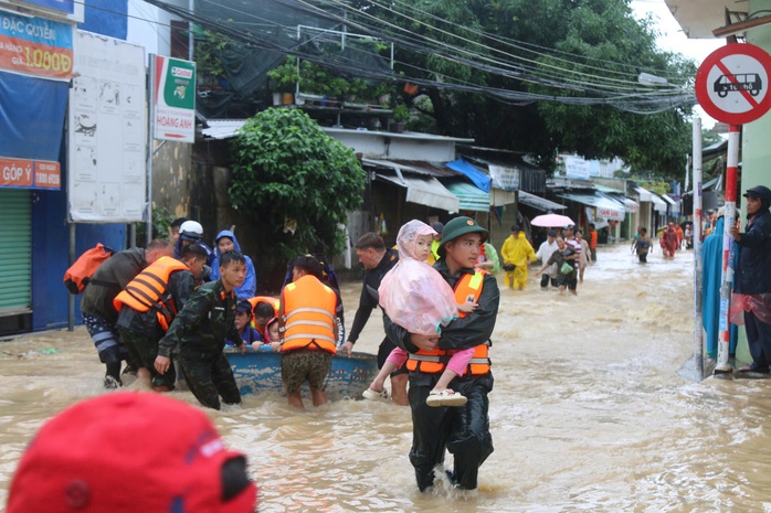 Di dời khẩn cấp người dân Tây Nha Trang trong lũ lụt khánh hòa - Ảnh 2.