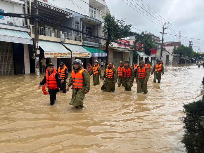 Di dời khẩn cấp người dân Tây Nha Trang trong lũ lụt khánh hòa - Ảnh 7.