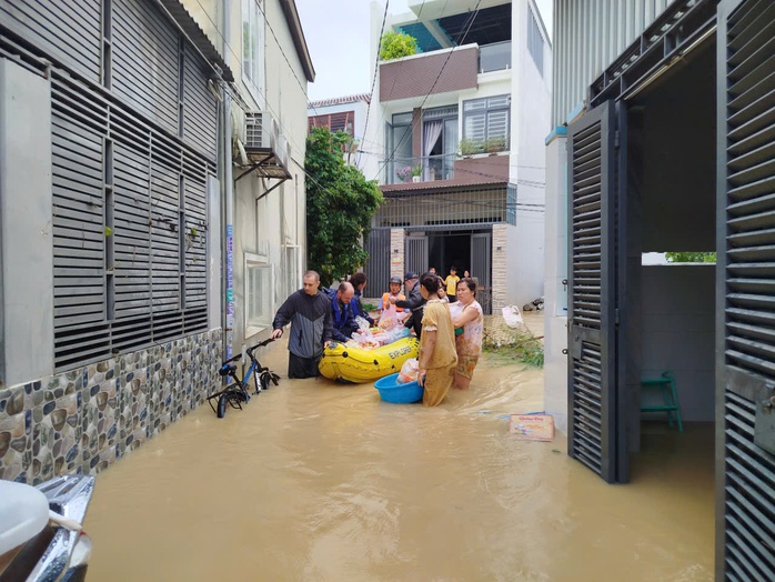 Di dời khẩn cấp người dân Tây Nha Trang trong lũ lụt khánh hòa - Ảnh 1.