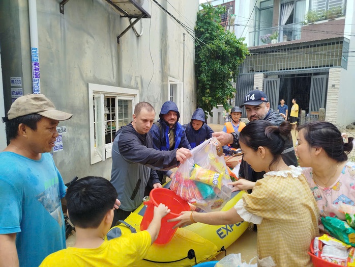 Di dời khẩn cấp người dân Tây Nha Trang trong lũ lụt khánh hòa - Ảnh 5.