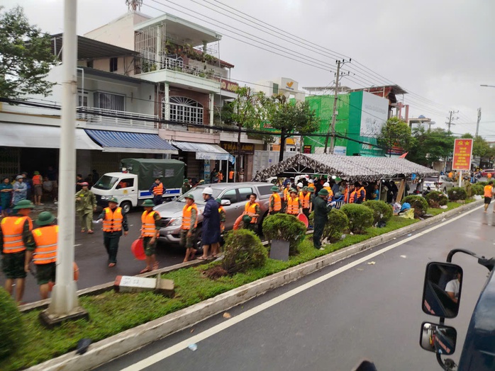 Di dời khẩn cấp người dân Tây Nha Trang trong lũ lụt khánh hòa - Ảnh 6.