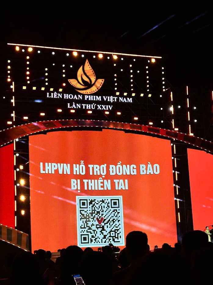 Dàn sao ba phim trăm tỉ đồng "đốt cháy" sân khấu khai mạc Liên hoan phim Việt Nam XXIV - Ảnh 16.