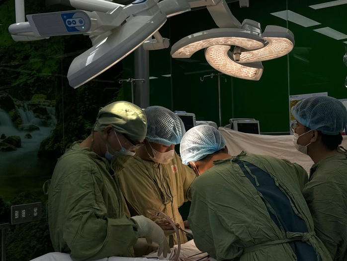 Đau lưng âm ỉ một năm, thận bị phá hủy bởi sỏi san hô khổng lồ - Ảnh 1.