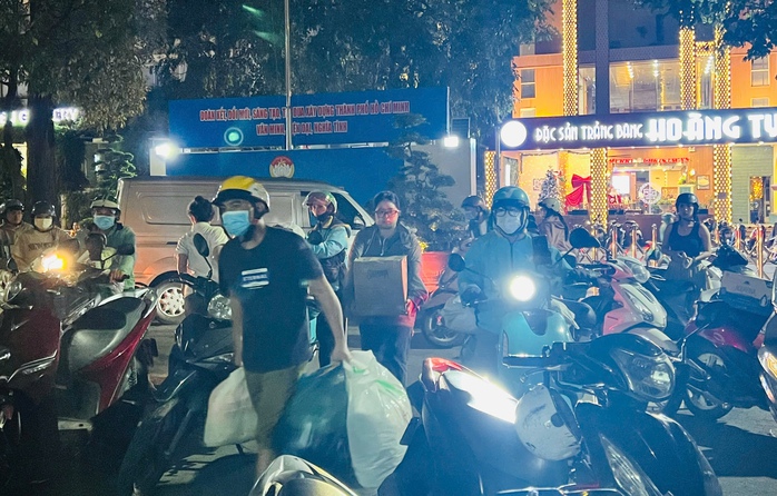 TPHCM phát động đợt tiếp nhận khẩn ủng hộ đồng bào vùng lũ các tỉnh miền Trung - Ảnh 2.