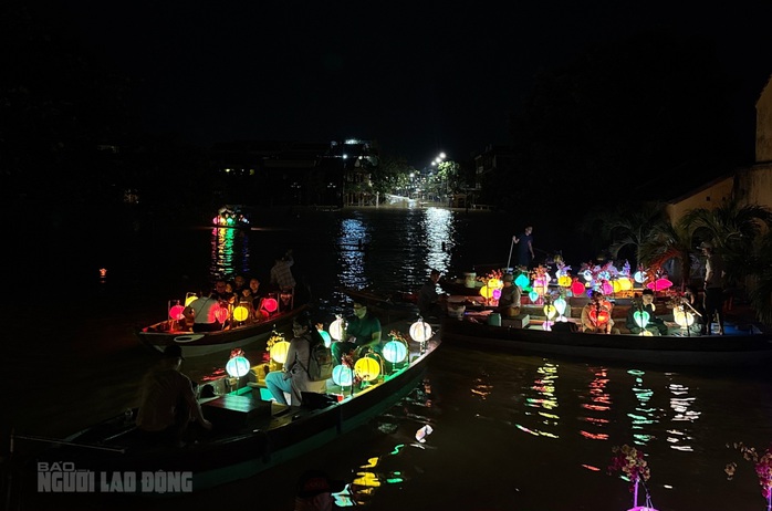 Foreign tourists excited to explore Hoi An ancient town by boat in the flood season - Ảnh 6.