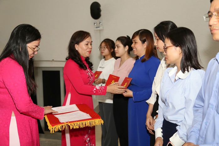 Trung tâm chính trị phường Xuân Hòa kỷ niệm 43 năm Ngày Nhà giáo Việt Nam - Ảnh 2.