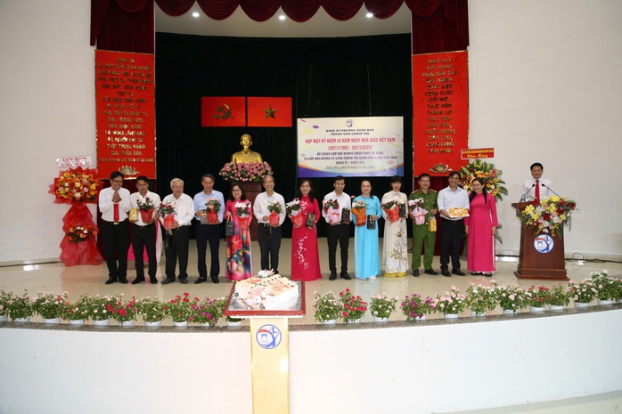 Trung tâm chính trị phường Xuân Hòa kỷ niệm 43 năm Ngày Nhà giáo Việt Nam - Ảnh 1.