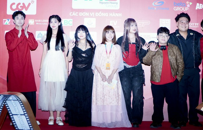 Vợ chồng Thu Trang – Tiến Luật, Lý Hải – Minh Hà đẹp đôi thảm đỏ - Ảnh 2.