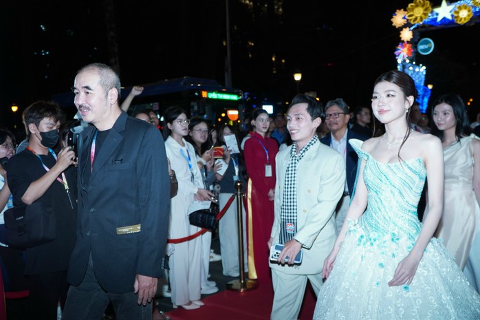 Vợ chồng Thu Trang – Tiến Luật, Lý Hải – Minh Hà đẹp đôi thảm đỏ - Ảnh 1.