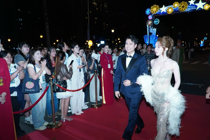 Vợ chồng Thu Trang – Tiến Luật, Lý Hải – Minh Hà đẹp đôi thảm đỏ - Ảnh 4.