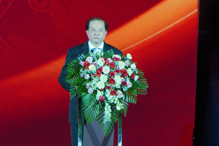 Dàn sao ba phim trăm tỉ đồng "đốt cháy" sân khấu khai mạc Liên hoan phim Việt Nam XXIV - Ảnh 4.