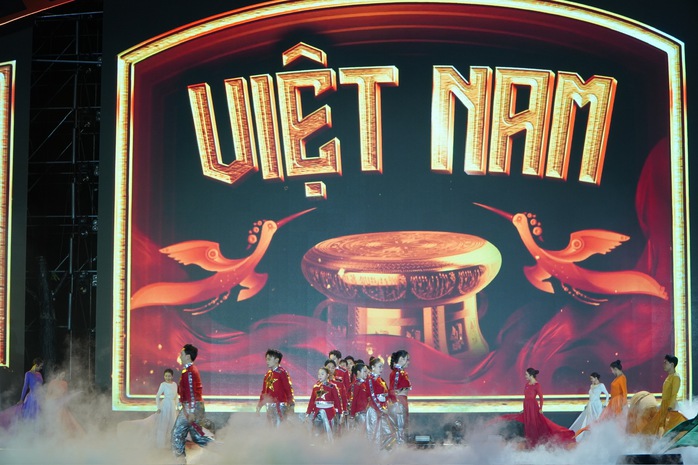 Dàn sao ba phim trăm tỉ đồng "đốt cháy" sân khấu khai mạc Liên hoan phim Việt Nam XXIV - Ảnh 1.