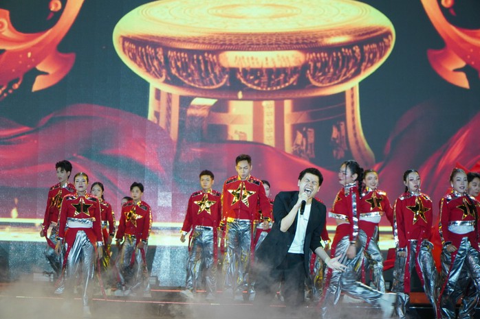 Dàn sao ba phim trăm tỉ đồng "đốt cháy" sân khấu khai mạc Liên hoan phim Việt Nam XXIV - Ảnh 2.