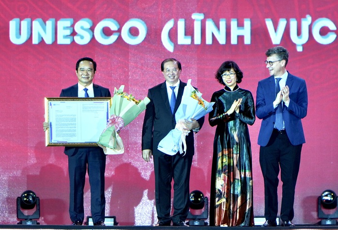 Dàn sao ba phim trăm tỉ đồng "đốt cháy" sân khấu khai mạc Liên hoan phim Việt Nam XXIV - Ảnh 6.