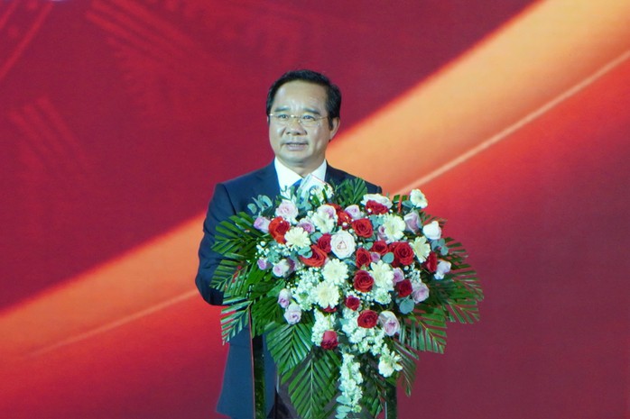 Dàn sao ba phim trăm tỉ đồng "đốt cháy" sân khấu khai mạc Liên hoan phim Việt Nam XXIV - Ảnh 7.