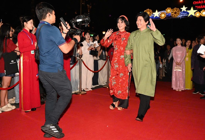 Vợ chồng Thu Trang – Tiến Luật, Lý Hải – Minh Hà đẹp đôi thảm đỏ - Ảnh 12.
