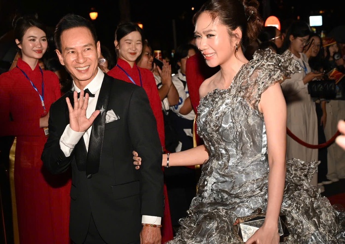 Vợ chồng Thu Trang – Tiến Luật, Lý Hải – Minh Hà đẹp đôi thảm đỏ - Ảnh 7.