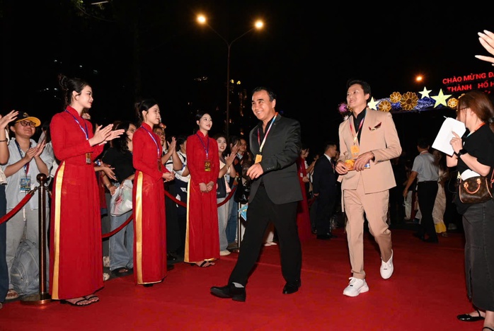 Vợ chồng Thu Trang – Tiến Luật, Lý Hải – Minh Hà đẹp đôi thảm đỏ - Ảnh 13.