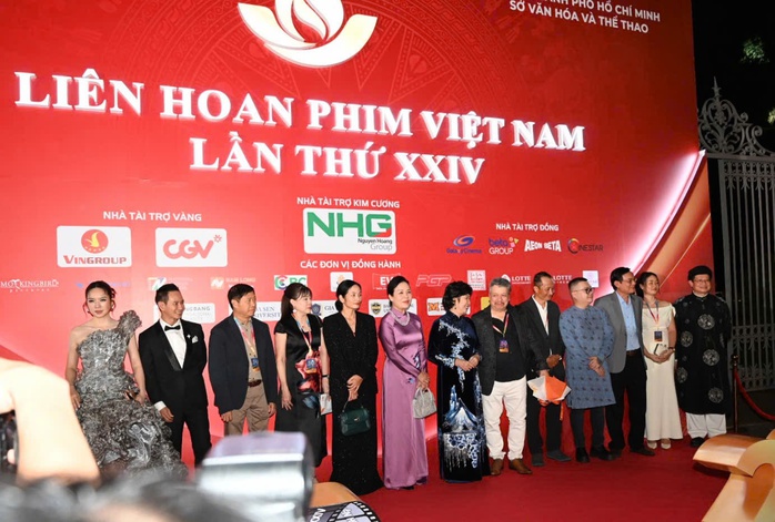 Vợ chồng Thu Trang – Tiến Luật, Lý Hải – Minh Hà đẹp đôi thảm đỏ - Ảnh 8.